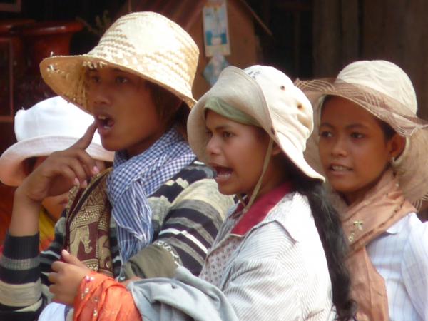 Cambodge - Angkor : Vendeuses de souvenirs