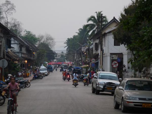Nord Laos - Luang Prabang : Rue principale du quartier historique