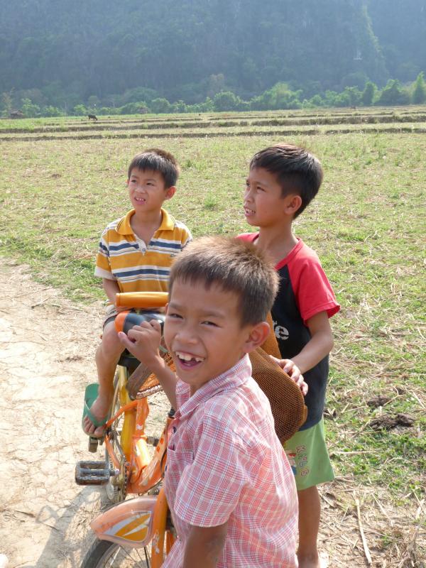 Nord Laos - Vang Vien : Rencontre avec les gamins du coin