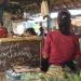 Java - Yogyakarta : Femmes vendant de la nourriture pour oiseaux