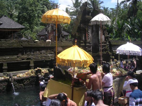 Bali - Pura Tirta Empul : Autel des offrandes