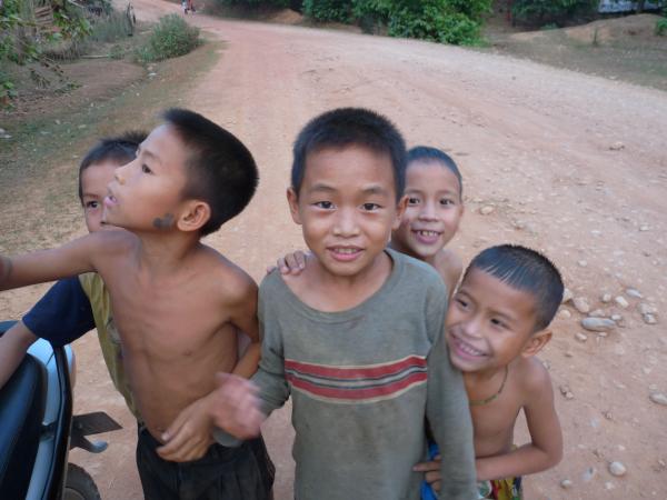Nord Laos - Vang Vien : Traversée de villages