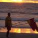 Bali - Legian : Sauveteur enlevant les balises délimitant les zones de baignades surveillées