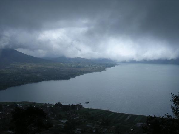 Bali - Mont et lac Batur dans la brume