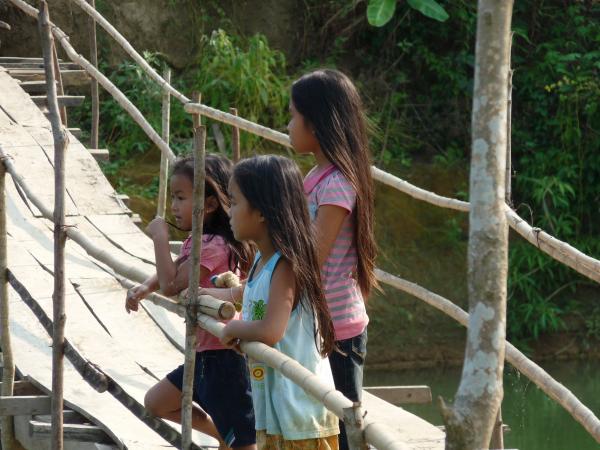 Nord Laos - Vang Vien : Petites filles laos