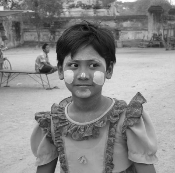 Birmanie - Bagan : Petite fille birmane