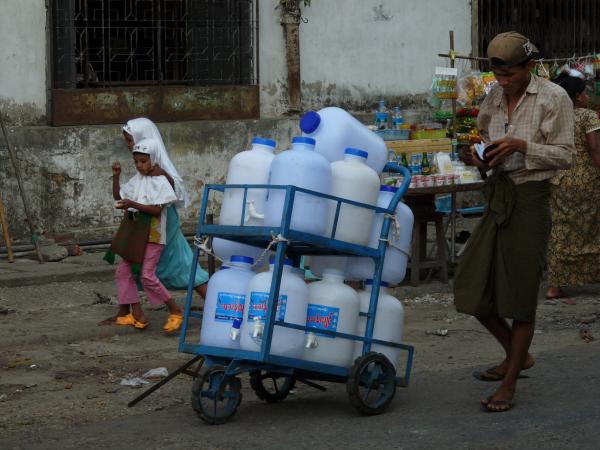 Birmanie - Rangoon : Livreur d'eau potable