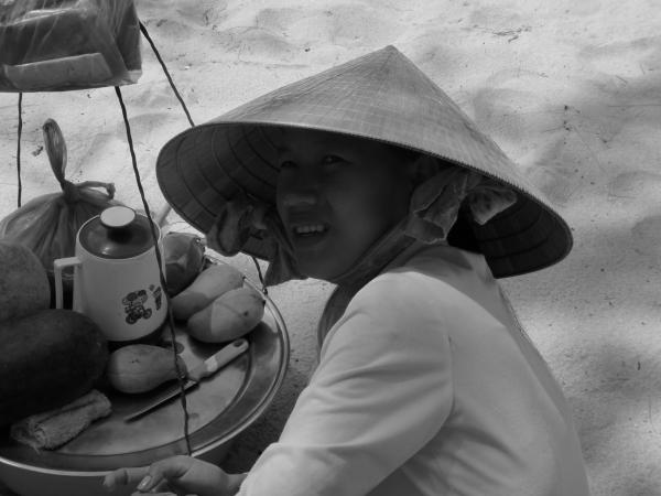 Vietnam - Phú Quốc : Vendeuse de plage