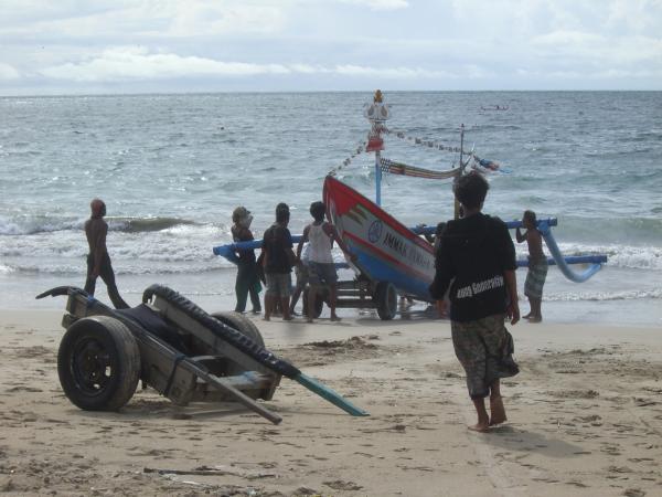 Bali - Jimbaran : Mise à l'eau d'un bateau traditionnel à balanciers