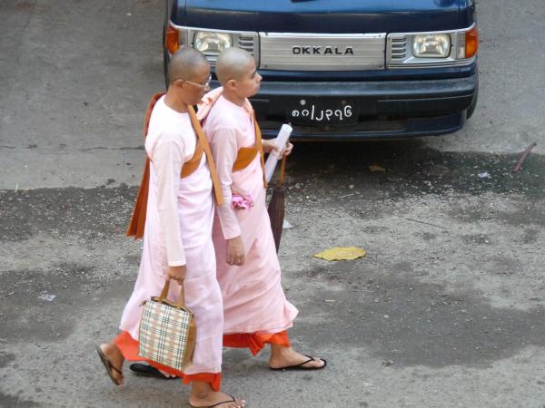 Birmanie - Rangoon : Nones bouddhistes