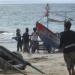 Bali - Jimbaran : Mise à l'eau d'un bateau traditionnel à balanciers