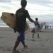 Bali - Legian : Balinais cherchant la vague