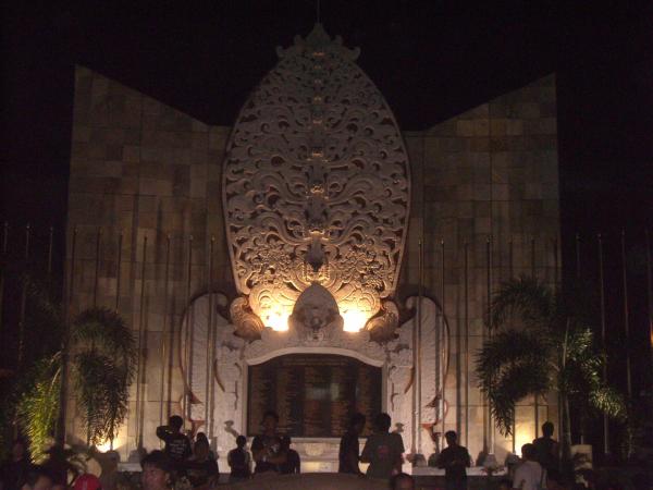 Bali - Legian : Monument dédié aux victimes de l'attentat de 2002