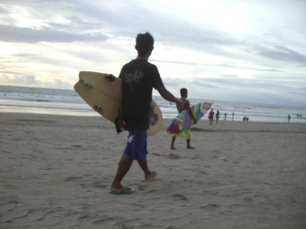 Bali - Legian : Balinais cherchant la vague