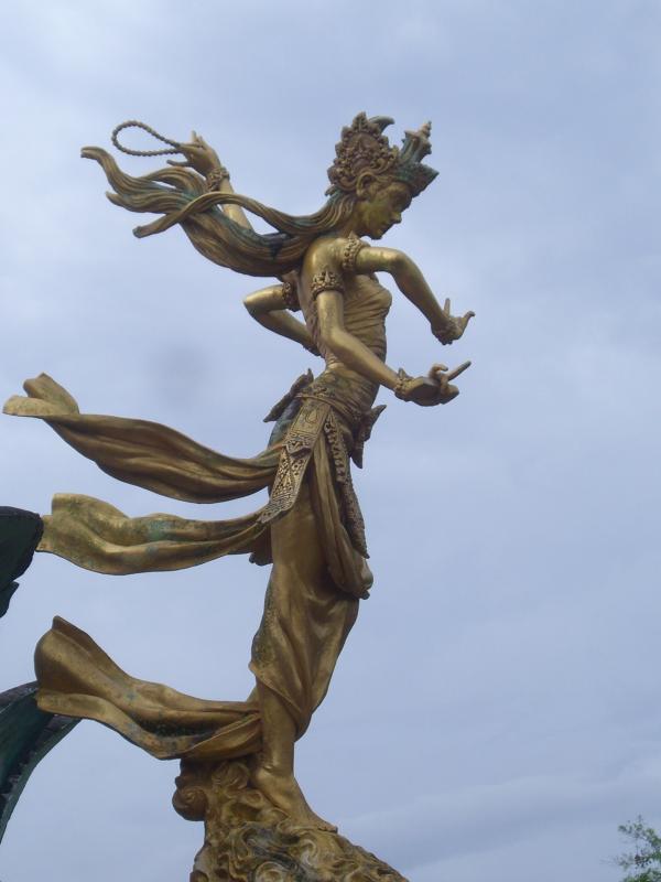 Bali - Ubud : Sculpture sur le toit du musée Blanco