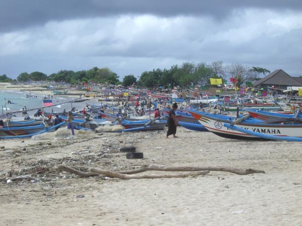 Bali - Jimbaran : Pêcheurs préparant leurs filets et bateaux