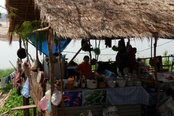 Laos - Vientiane : Gargote au bord du Mékong