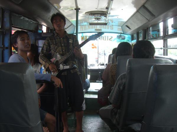 Java - Yogyakarta : Musiciens dans le bus