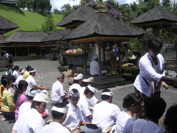 Bali - Pura Tirta Empul : Prières